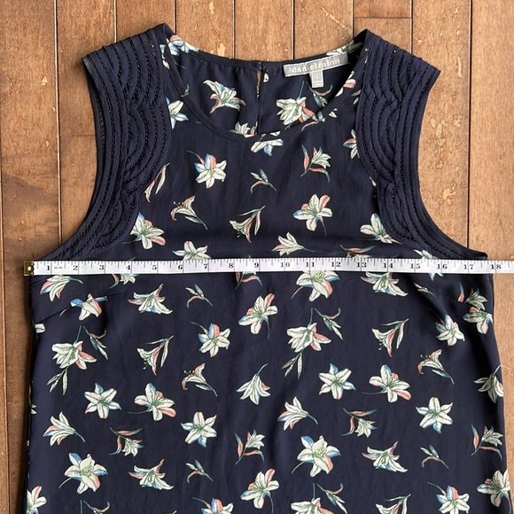 Sleeveless Navy Floral Blouse Size Small - Picture 5 of 8